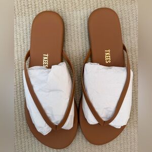 NWT Tkees sandals foundations matte AU naturale